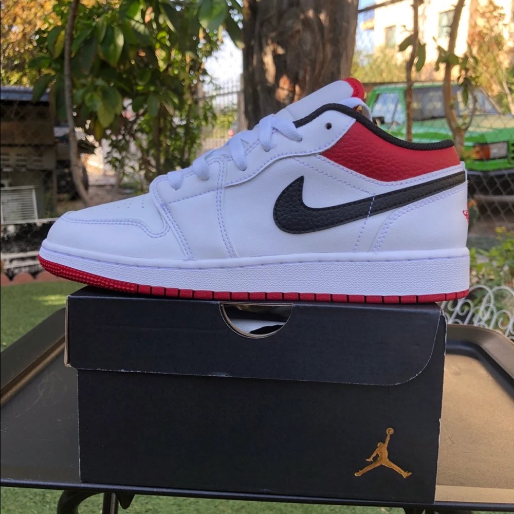 Air Jordan 1 Low University Red Size 6.5Y/ 8 Women